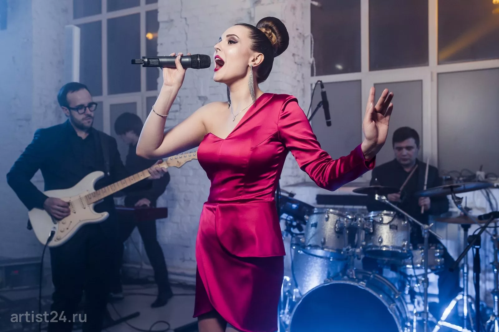 Агнесса Королева и кавер-группа SOHO — музыкант