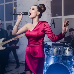 Агнесса Королева и кавер-группа SOHO
