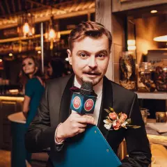 Ведущий Евгений Кудин