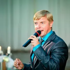 Ведущий Сергей Брезгинов