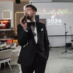 Ведущий Илья Ждановский
