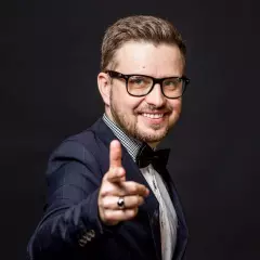 Ведущий Илья Радецкий
