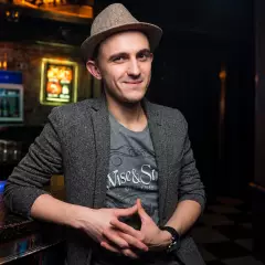 Ведущий Владимир Пятницкий