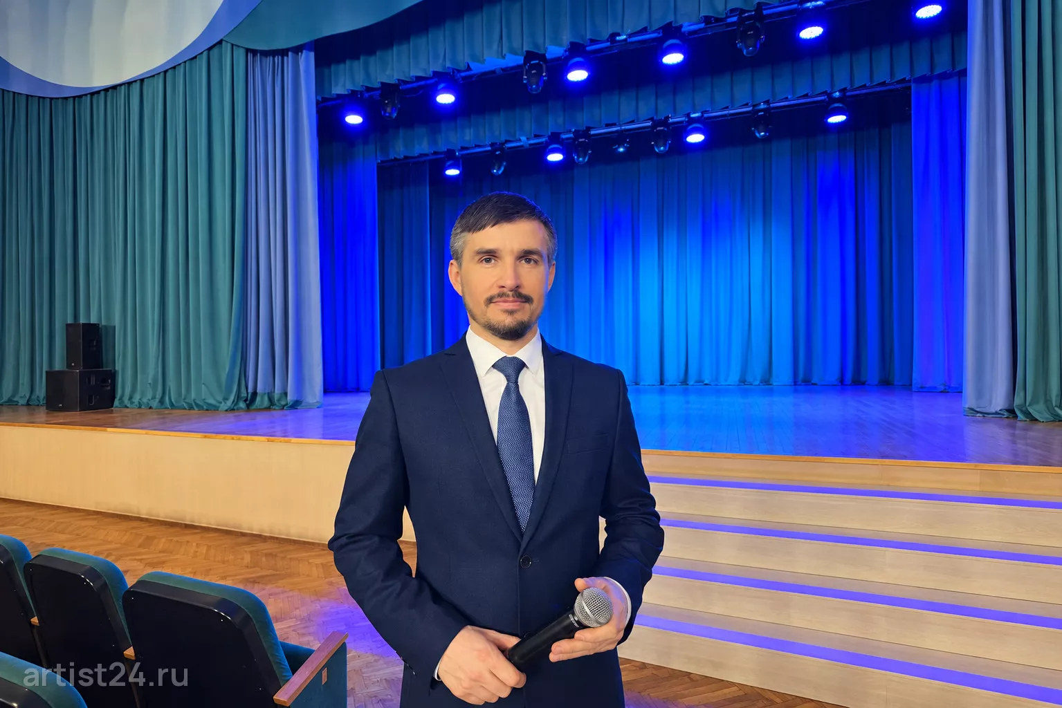 Ведущий Артур Сирачев — ведущий