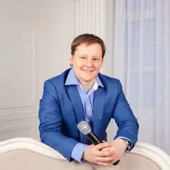 Ведущий Константин Кошкин