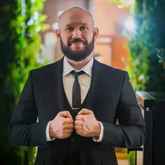 Ведущий Роман Хохлов