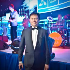 Ведущий и саксофонист Руслан Долгополов