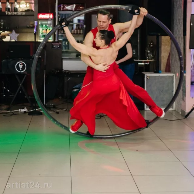 Акробатический дуэт Crazy Stilts — цирковой артист
