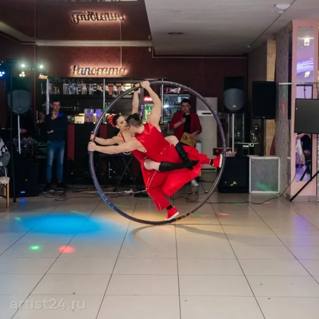 Акробатический дуэт Crazy Stilts — цирковой артист, фото 2