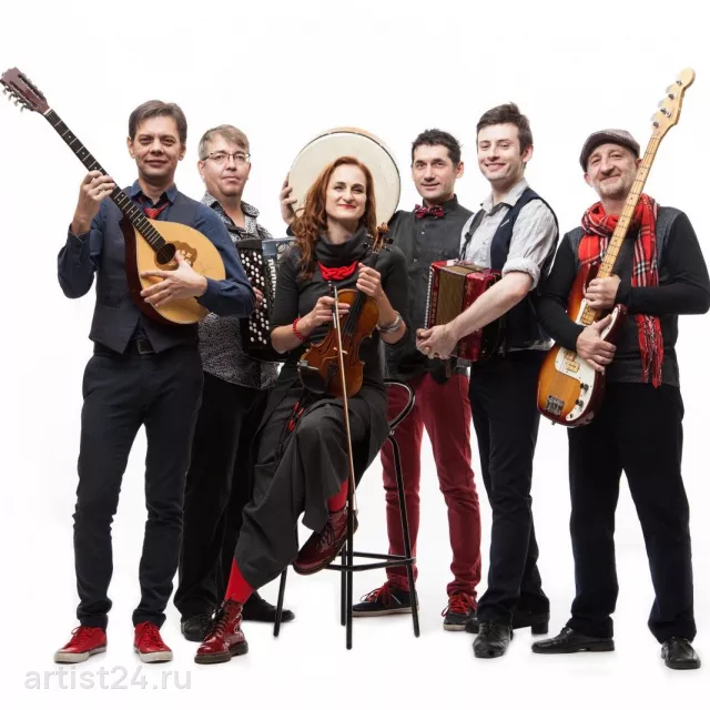 Фолк-группа Street Fiddlers — музыкант