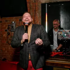 Ведущий Константин Суханов