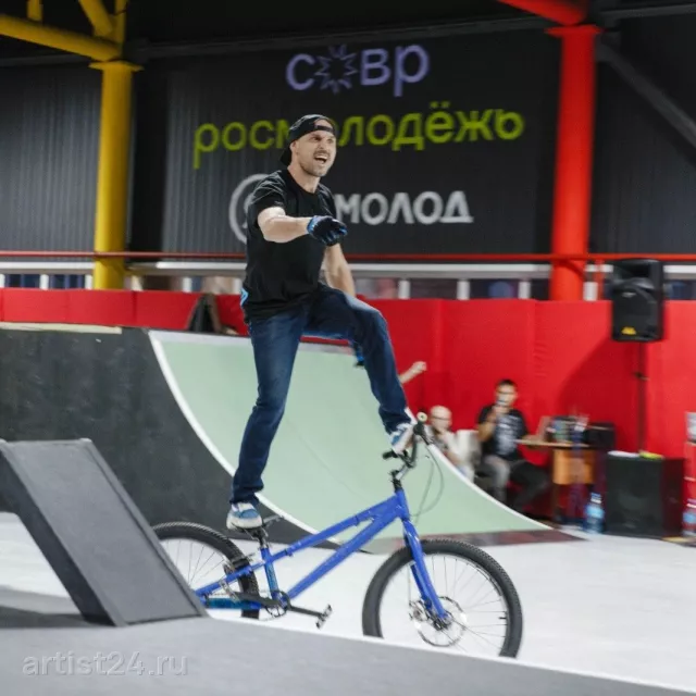 Экстремальное велошоу Gravity — цирковой артист