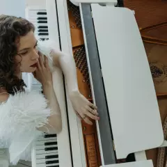 Пианистка и певица Юлия Монк