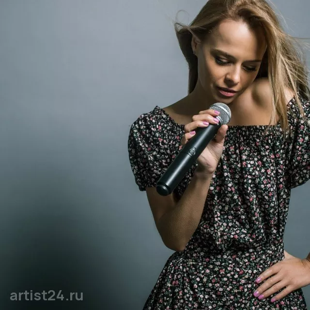 Вокалистка Юля Кантонистова — вокалист