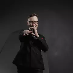 Ведущий Александр Нова