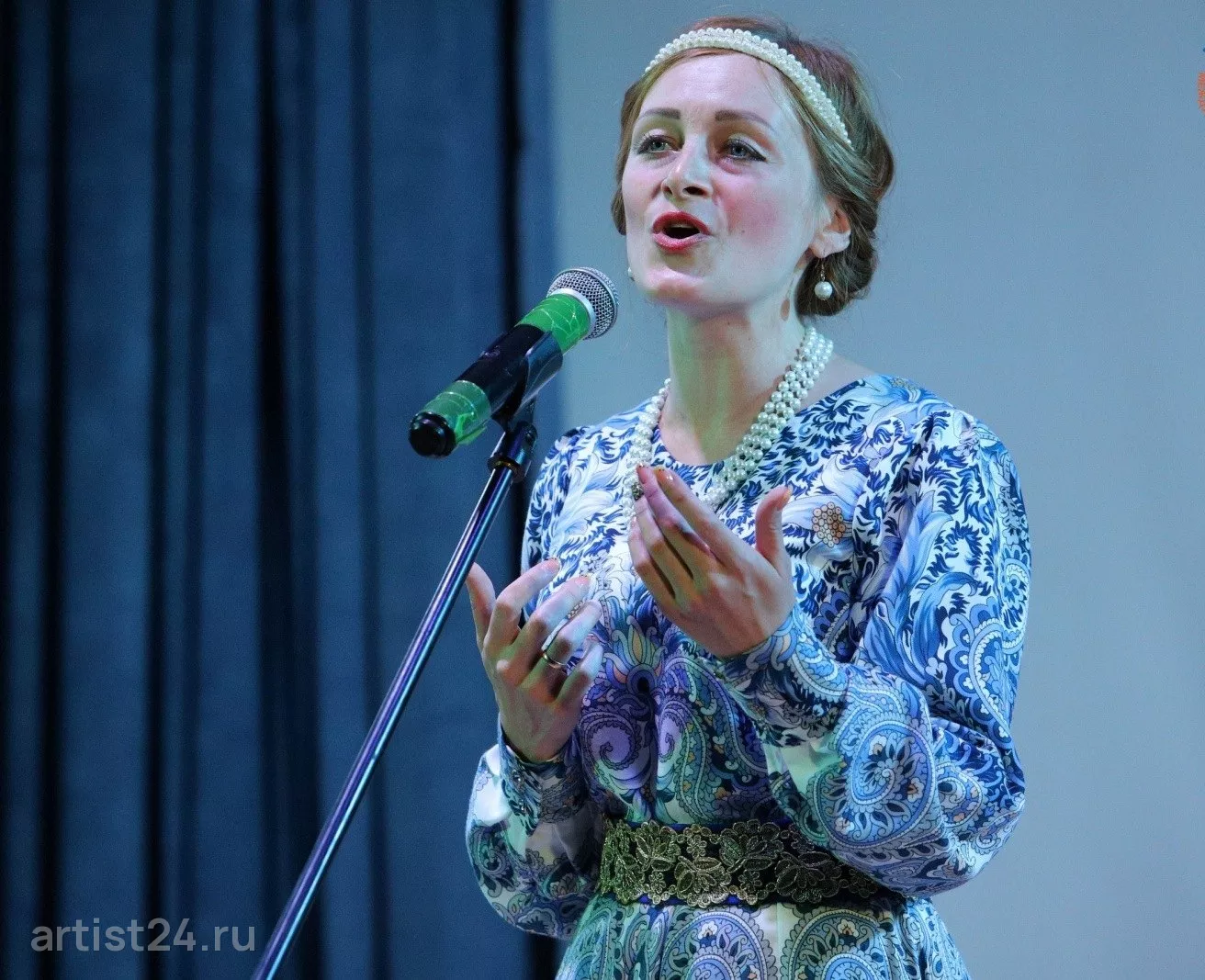 Певица Элина Рачёва — вокалист