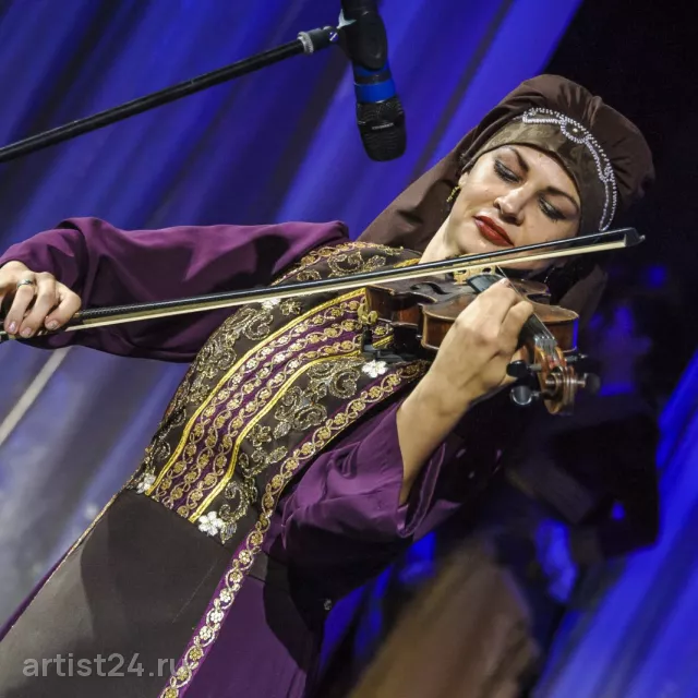 Скрипачка Оксана Жук — скрипач