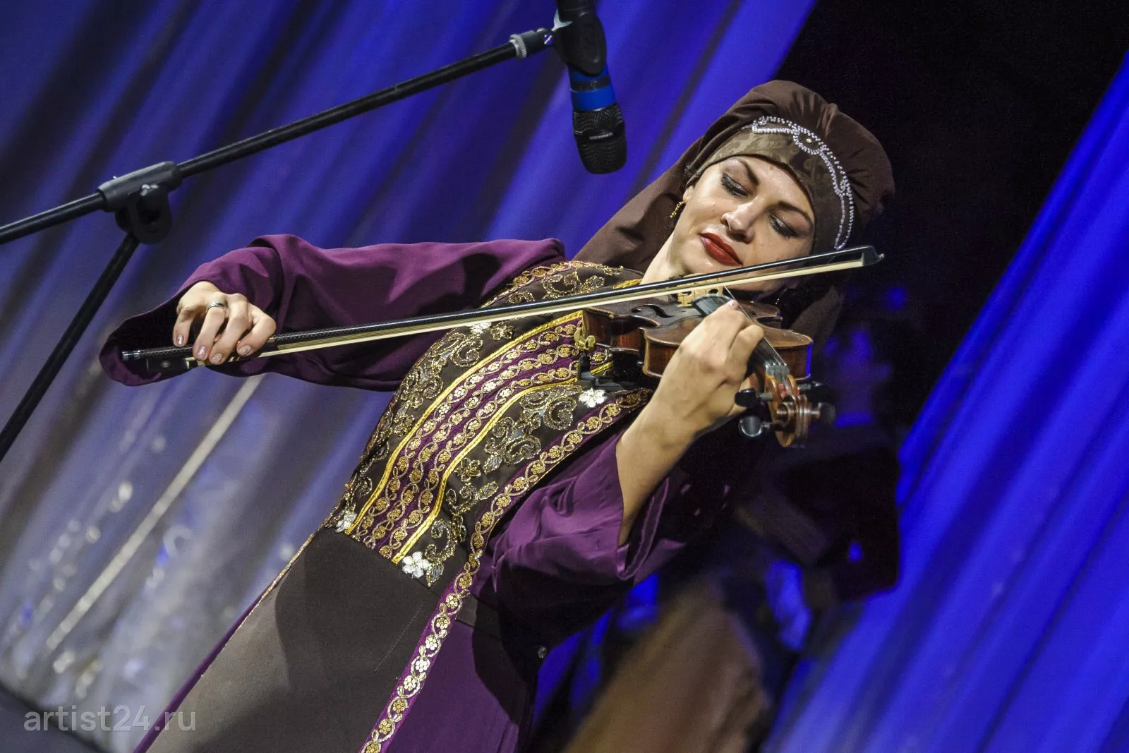 Скрипачка Оксана Жук — скрипач