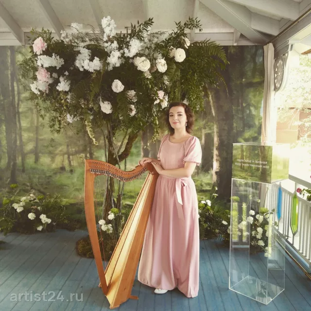 Арфистка Елена Архарова — скрипач