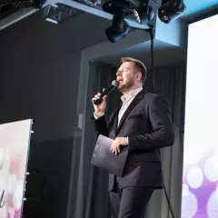 Ведущий Глеб Кабаков