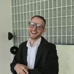 Ведущий Дмитрий Завадский