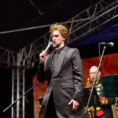 Вокалист Виталий Савельев
