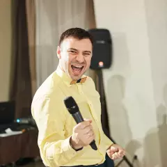 Ведущий Василий Бичев