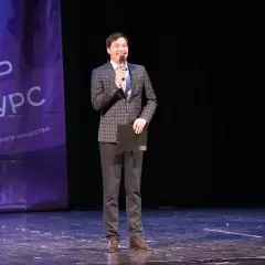 Ведущий Алексей Дудин