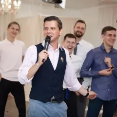 Ведущий Евгений Чурилин