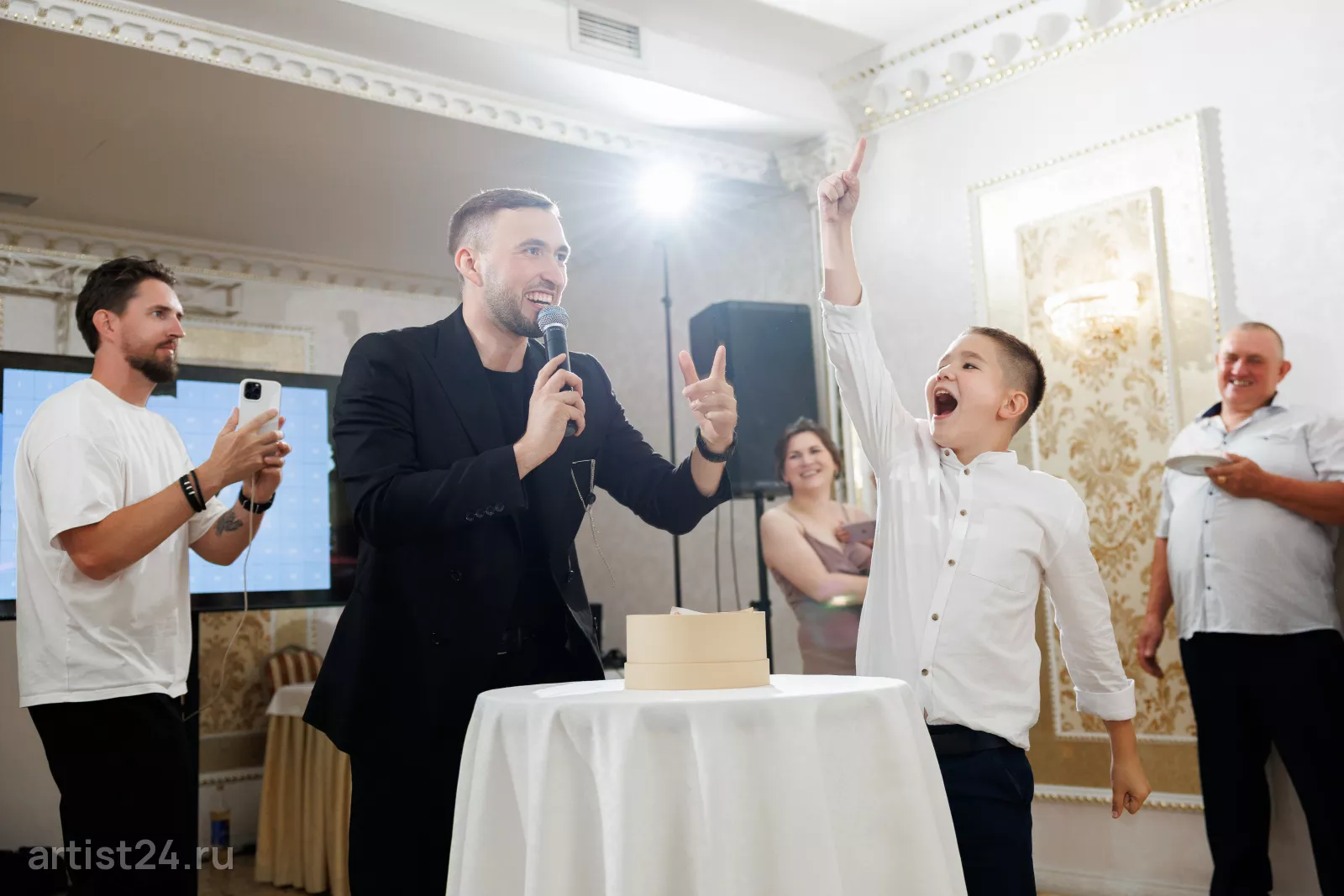 Ведущий Андрей Ивашкин — ведущий