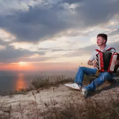 Аккордеонист Пётр Николаев