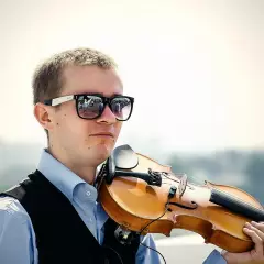Скрипач Максим Нелюбин