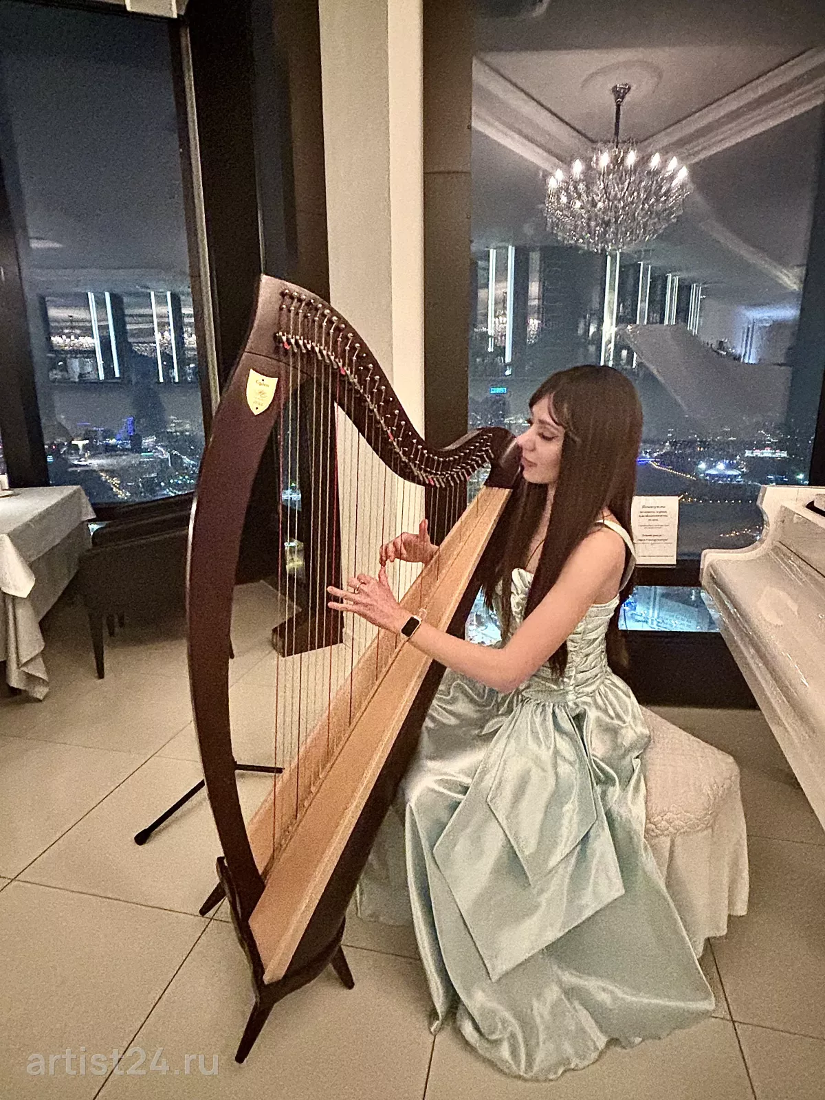 Арфистка Ульяна Михайлова — скрипач