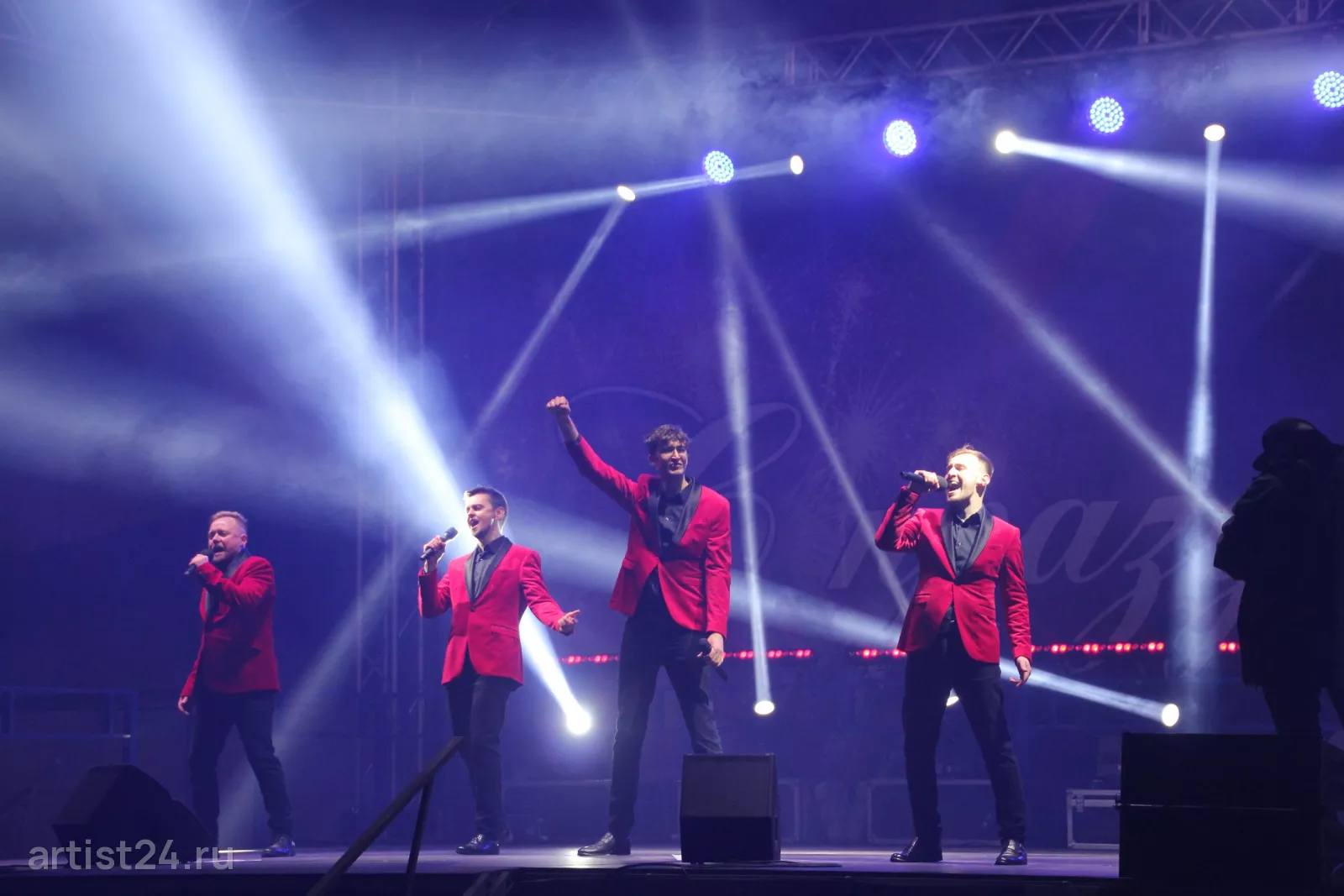 Вокальный ансамбль Victory Band — вокалист