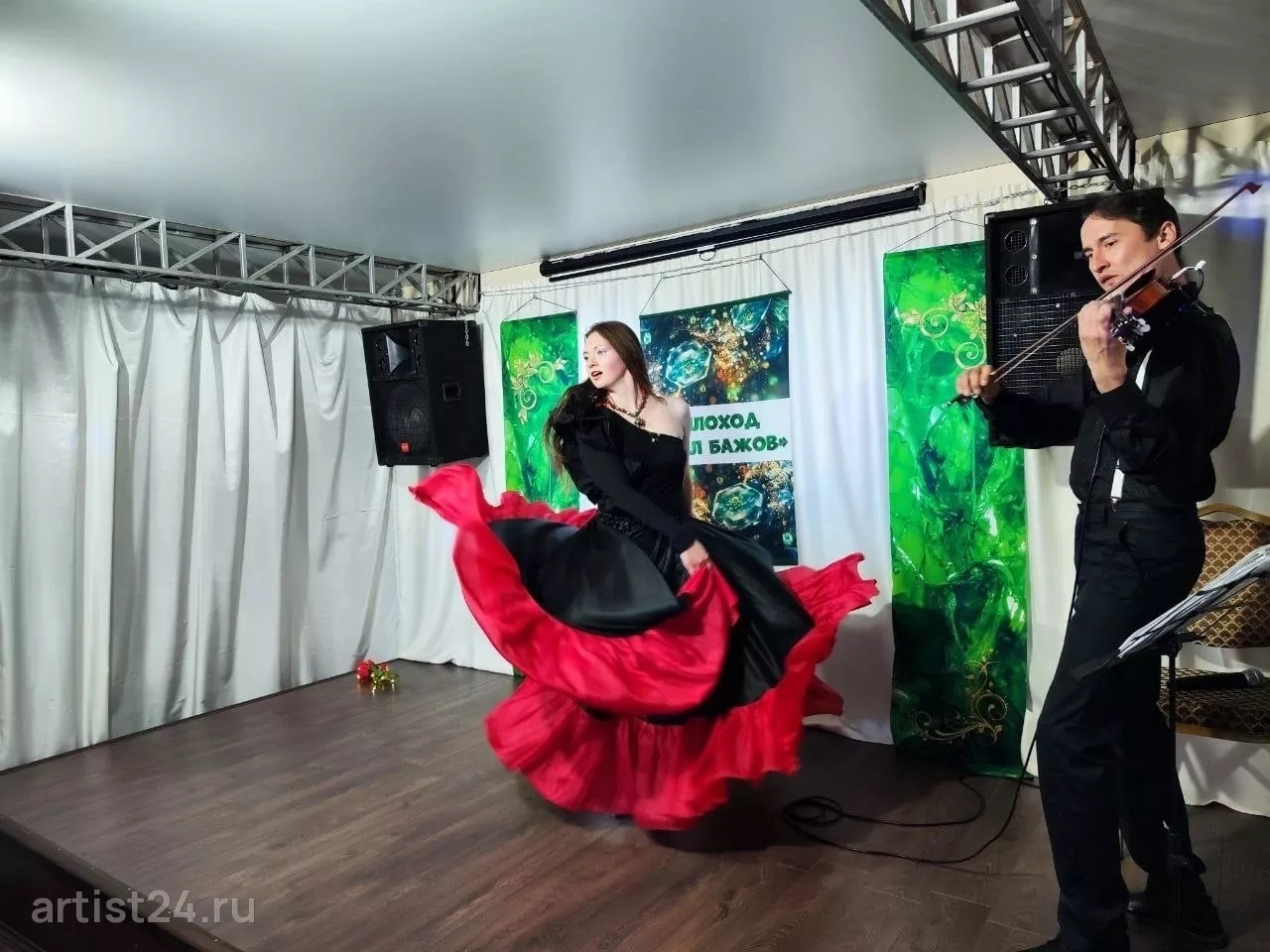 Дуэт скрипки и танца ImproDance — скрипач