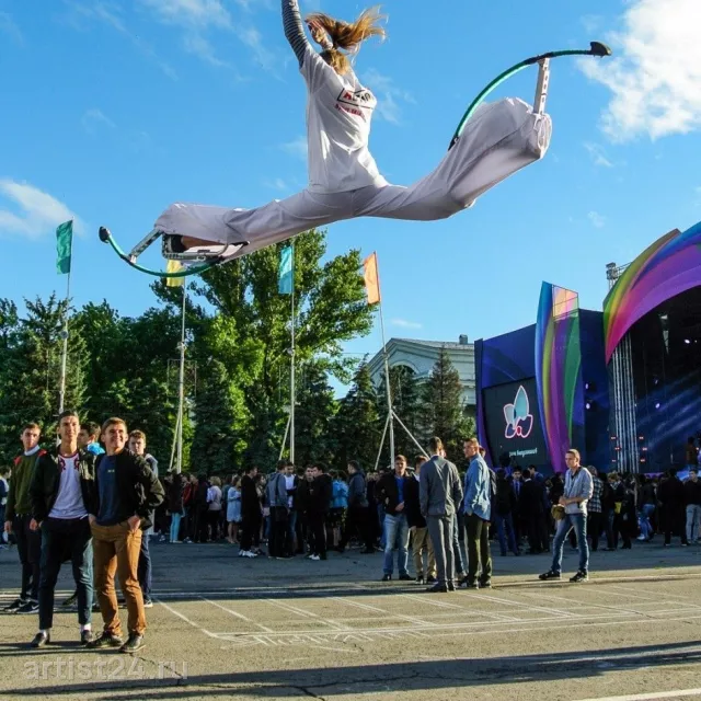 Шоу на джамперах Nitro Jump — цирковой артист