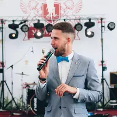 Ведущий Сергей Тихонов