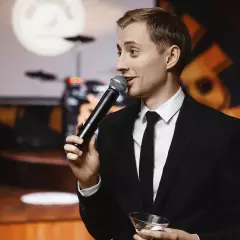 Ведущий Александр Яшин