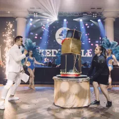 Ведущий Евгений Токарь
