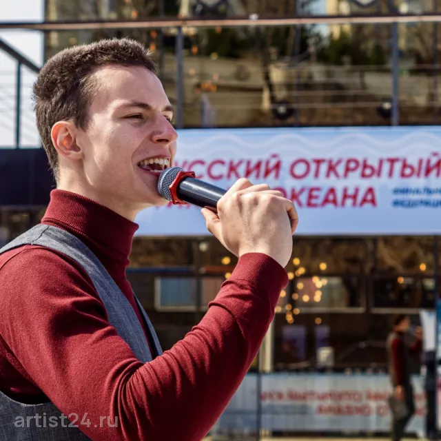 Ведущий Андрей Плотников — ведущий