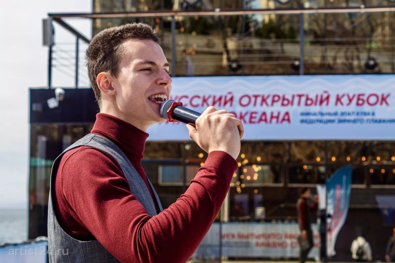 Ведущий Андрей Плотников — ведущий