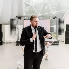 Ведущий Иван Захаров
