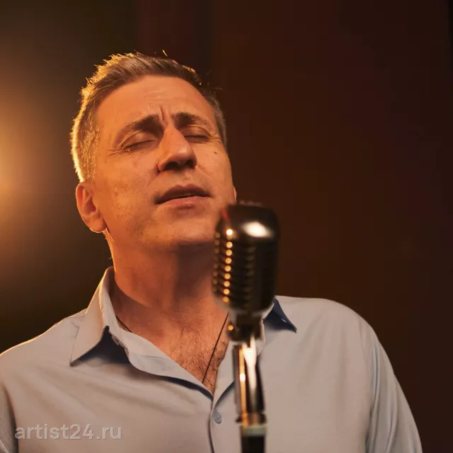Вокалист Юрий Беккер — вокалист