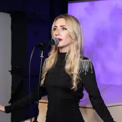 Вокалистка Инна Калинина