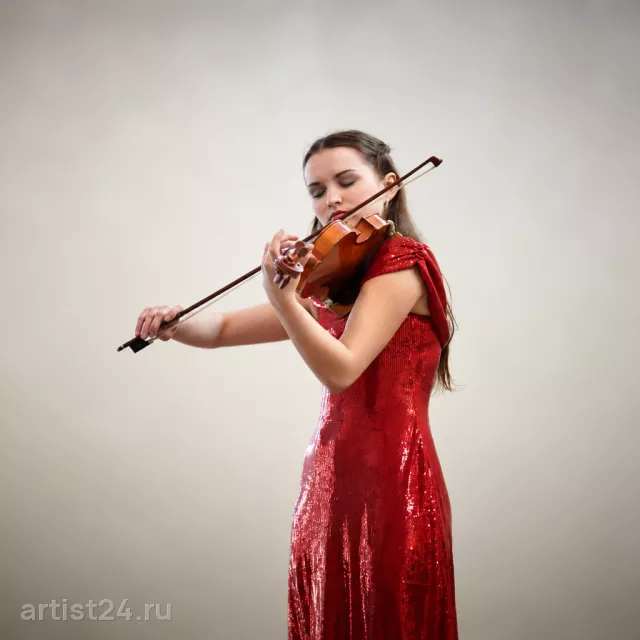 Скрипачка Яна Сорока — скрипач