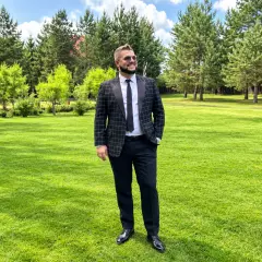 Ведущий Георгий Царьков