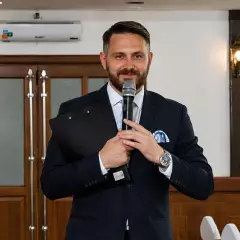 Ведущий Андрей Капанец