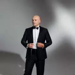Ведущий Михаил Николенко