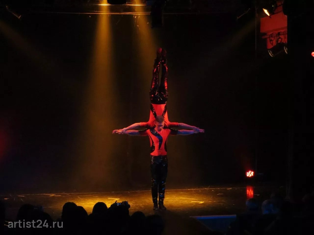 Акробатическое шоу AcroArt Show — цирковой артист