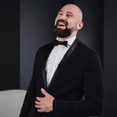 Ведущий Андрей Поведский